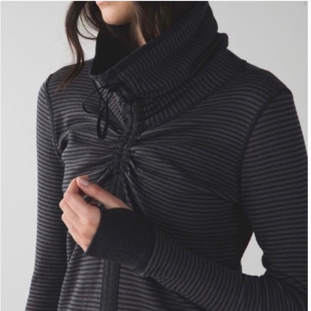 Lululemon in a cinch reversible funnel neck 6 EUC